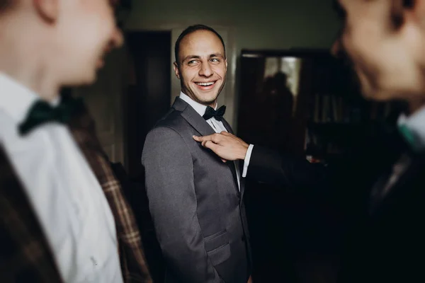 Noivo sorrindo em pé com os amigos — Fotografia de Stock