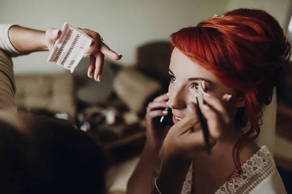 Novia consiguiendo maquillaje — Foto de Stock