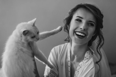 beyaz kedi ile oynarken gelin