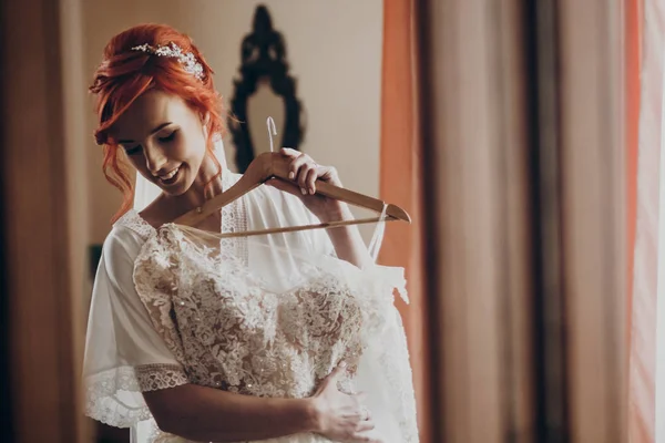 Bruid, haar trouwjurk te houden — Stockfoto