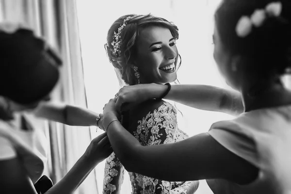 Bruden ler stående med tärnor — Stockfoto