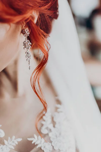 Κομψό νύφη λεπτομέρεια, πολυτέλεια σκουλαρίκι και κόκκινα μαλλιά μπούκλα, όμορ — Φωτογραφία Αρχείου