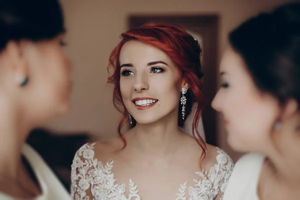 Pengantin tersenyum berdiri dengan pengiring pengantin — Stok Foto