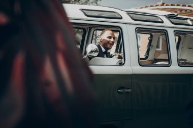 retro arabaya eğleniyor damat