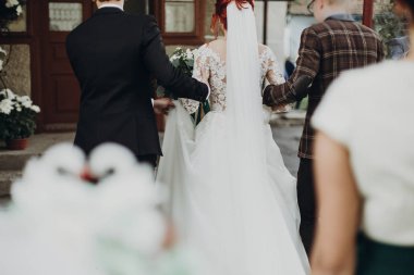  Gelin ve damat parkta yürüyor