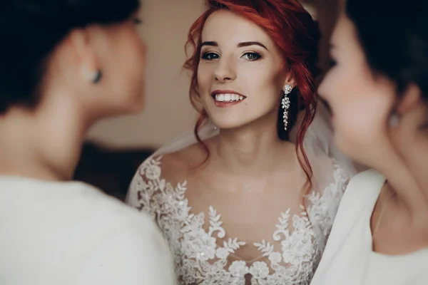 Pengantin tersenyum berdiri dengan pengiring pengantin — Stok Foto