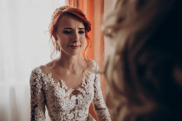 Bruid huilen op zoek bij moeder — Stockfoto