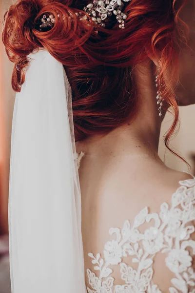 Κομψό νύφη λεπτομέρεια, πολυτελή κοσμήματα σκουλαρίκι και κόκκινα μαλλιά μπούκλα w — Φωτογραφία Αρχείου