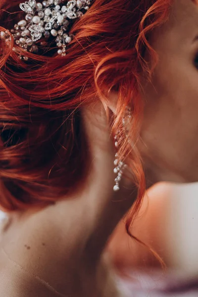 Détail mariée élégant, bijoux boucle d'oreille de luxe et boucle de cheveux rouges , — Photo