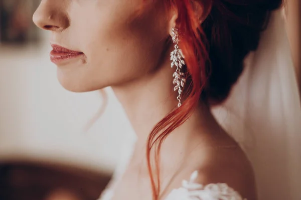 Stílusos menyasszony részleteit, a luxus fülbevaló és a vörös haja göndör, beautifu — Stock Fotó