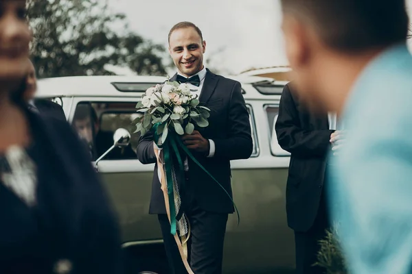 Sposo con bouquet alla sposa — Foto Stock