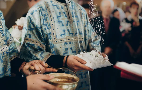 Priest blessing wedding rings — Stock Photo, Image