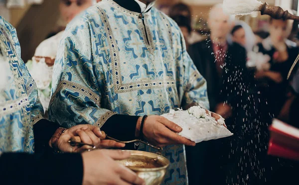 De trouwringen van de zegen van het priester — Stockfoto