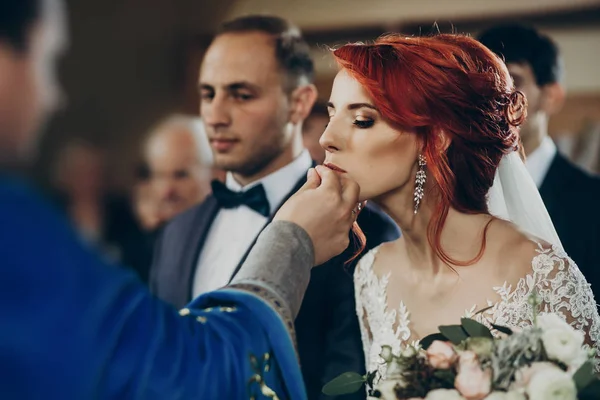 Noiva beijando anel de casamento — Fotografia de Stock