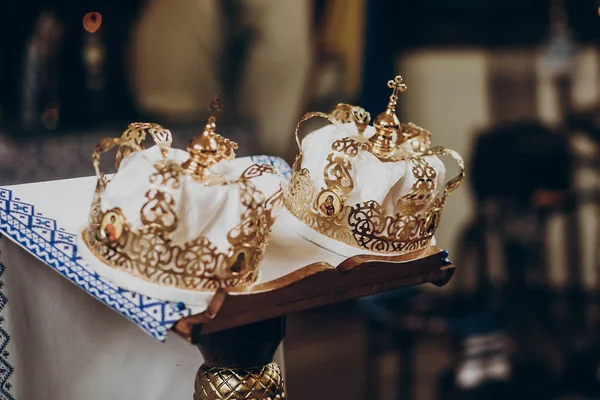 Coronas de cristiandad en el altar —  Fotos de Stock