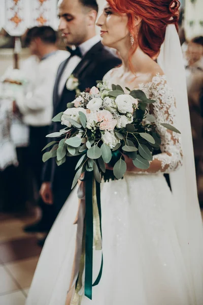 Bruden tittar på brudgummen. — Stockfoto