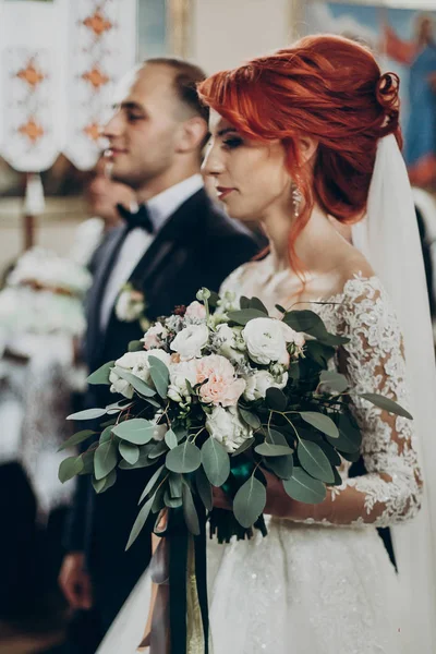 Bruden tittar på brudgummen. — Stockfoto