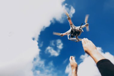 Quadcopter gökyüzü kamera ile