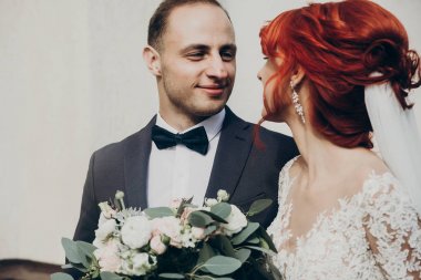 Düğün çifti birbirine bakarak