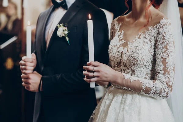 Casamento casal segurando velas — Fotografia de Stock