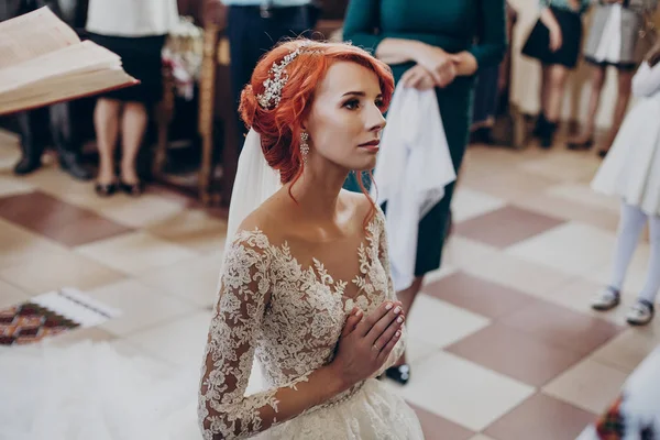 Nevěsta se modlil v kostele — Stock fotografie