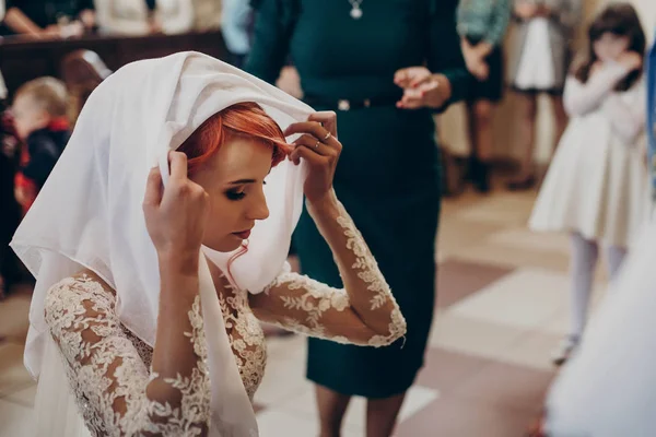 Novia rezando en la iglesia — Foto de Stock