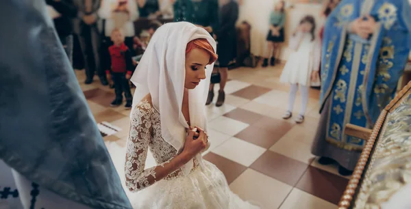 Bride praying in church — Stock Photo, Image