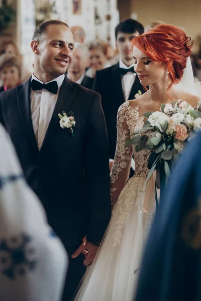 Casal de mãos dadas na igreja — Fotografia de Stock