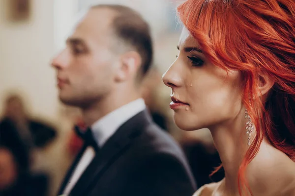 Bride crying during wedding ceremony — Stock Photo, Image