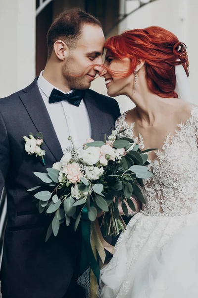 Düğün çifti birbirine bakarak — Stok fotoğraf