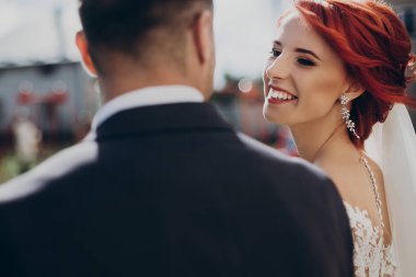 Gelin ve damat gülümseyen