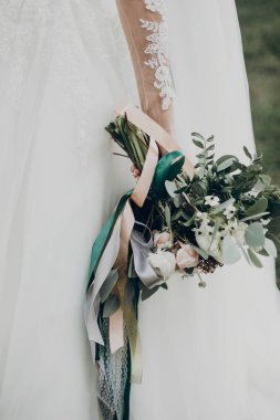 Gelin holding modern buket