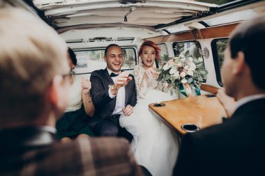 mutlu gelin ve damat eğleniyor 