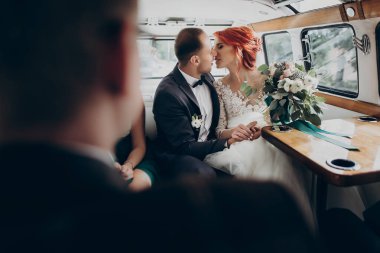 Gelin ve Damat Arabada Öpüşüyor