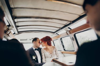 Gelin ve damat arabaya sarılma