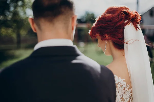 Novia y novio caminando en el parque —  Fotos de Stock