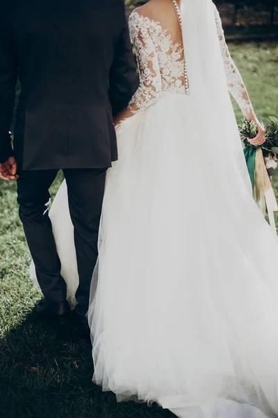 Novio y novia caminando en el patio — Foto de Stock