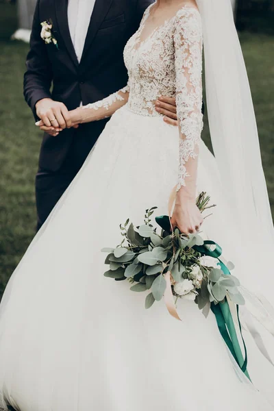 Brudgummen kramas bruden promenader i gården — Stockfoto