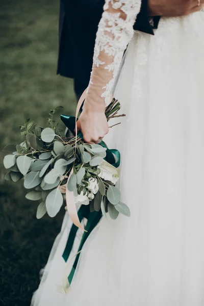 Sposa tenendo bouquet moderno — Foto Stock