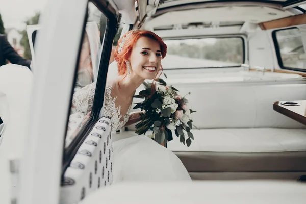 Щаслива наречена в ретро автобусі — стокове фото