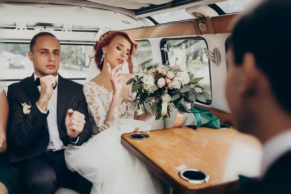 Lyckliga bruden och brudgummen ha kul — Stockfoto