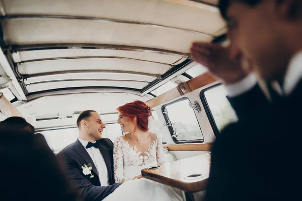 Sposa e sposo abbracciare in auto — Foto Stock