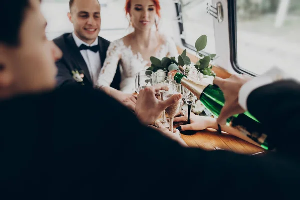 Toasts de mariée et marié au champagne — Photo