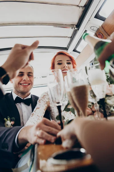 Menyasszony és a vőlegény pirítás pezsgővel — Stock Fotó