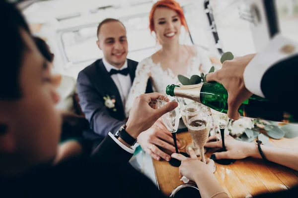 Jonggehuwden roosteren met glazen champagne — Stockfoto