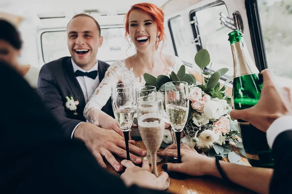 Jonggehuwden roosteren met glazen champagne — Stockfoto