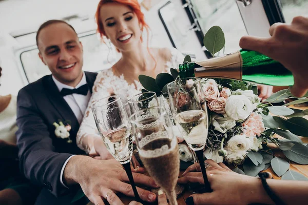 Recién casados tostadas con copas de champán — Foto de Stock