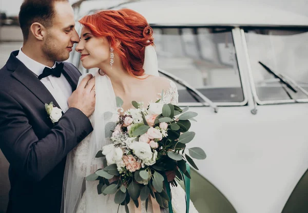 Voorzichtig knuffelen zijn bruid bruidegom — Stockfoto