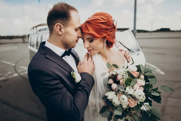 Voorzichtig knuffelen zijn bruid bruidegom — Stockfoto