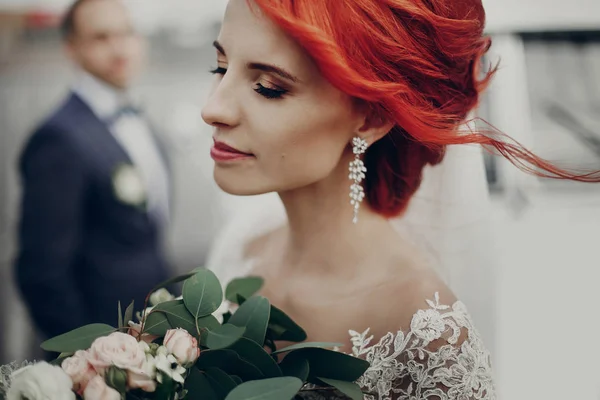 Menyasszony bouquet és a vőlegény — Stock Fotó